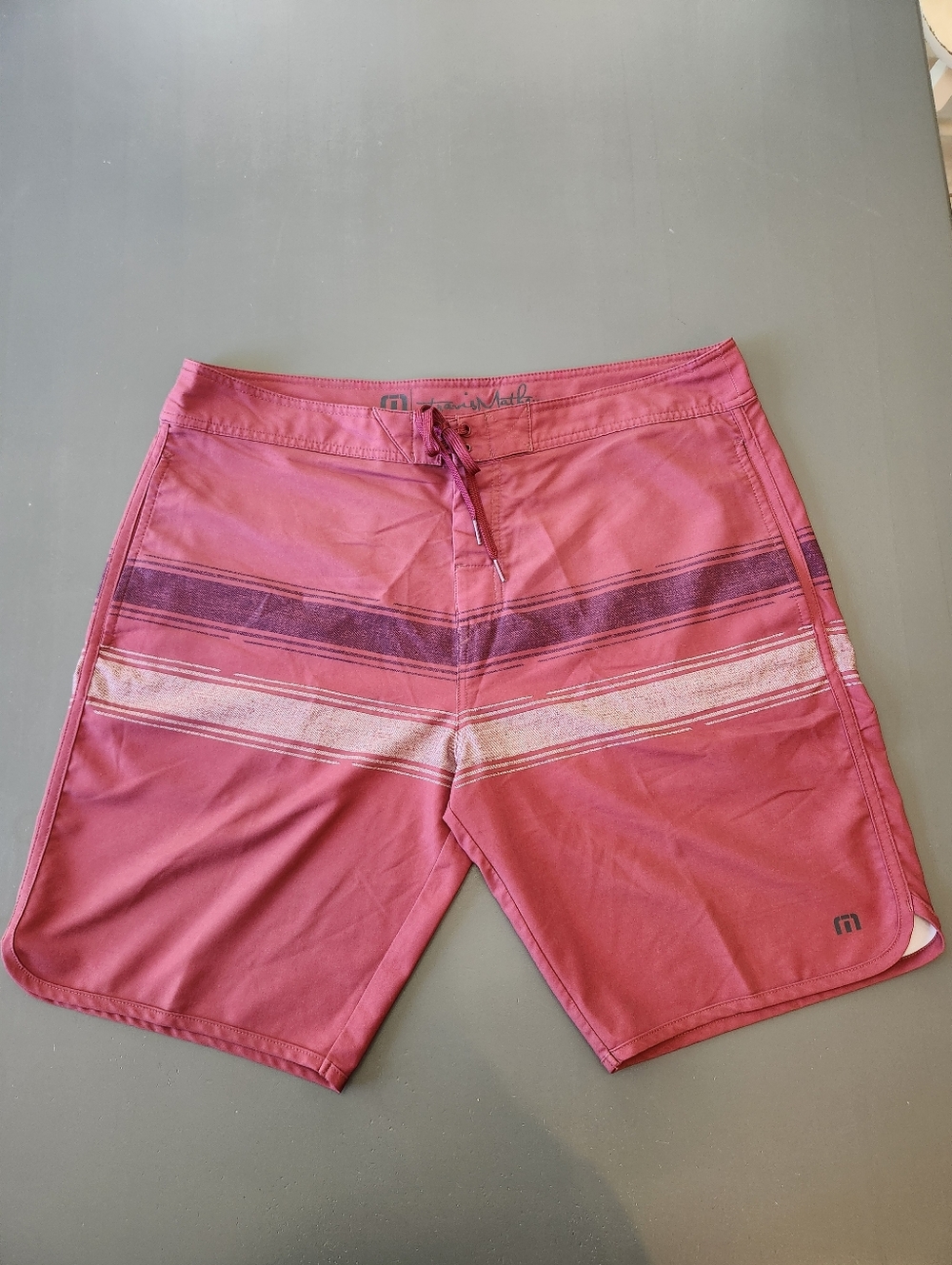 Travis Mathew Board Shorts Men Size 38 Drawstrings Red Striped Beach 9" Swim